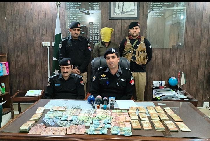 پشاور میں علاج کیلیے آنے والے افغان باشندوں کو لوٹنے والا حساس ادارے کا جعلی افسر پکڑا گیا