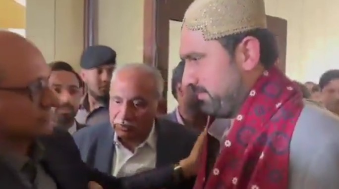 پیپلزپارٹی نے وزیراعلی خیبرپختونخوا کا استقبال کیوں کیا؟ ممکنہ وجوہات