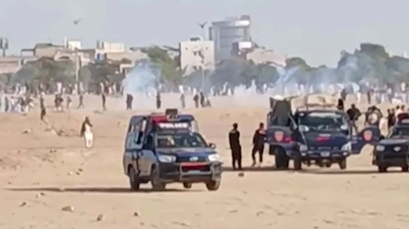 نمائش چورنگی سے پی ٹی آئی کے متعدد کارکنان گرفتار، پولیس کی شیلنگ