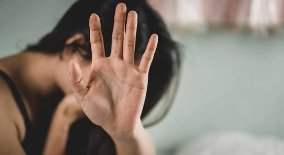 کراچی میں 17 سالہ لڑکی سے مبینہ زیادتی، شکایت درج کروانے جانے پر پولیس کا بھی عجیب رویہ