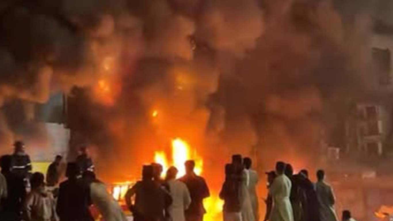 گل پلازہ آتشزدگی، پانی نہ ہونے کی خبروں پر بلدیہ کا ردعمل سامنے آگیا