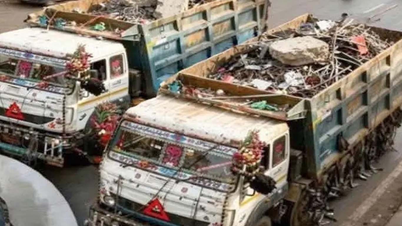 کراچی : گل پلازہ کے ملبے کے 2 ڈمپر غائب ہونے کا انکشاف