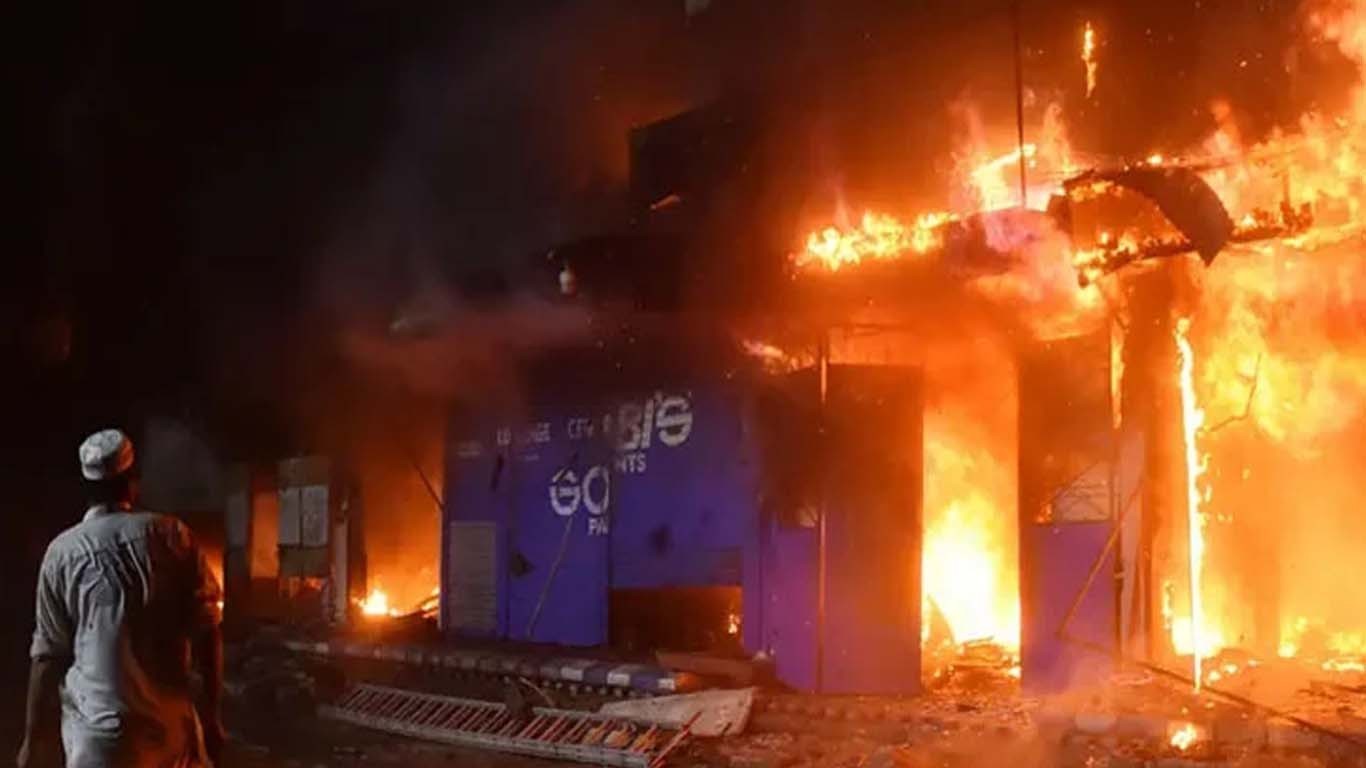 گل پلازہ میں آگ لگنے اور ایمبولنس پہنچنے کے وقت کی نئی تفصیلات سامنے آگئیں