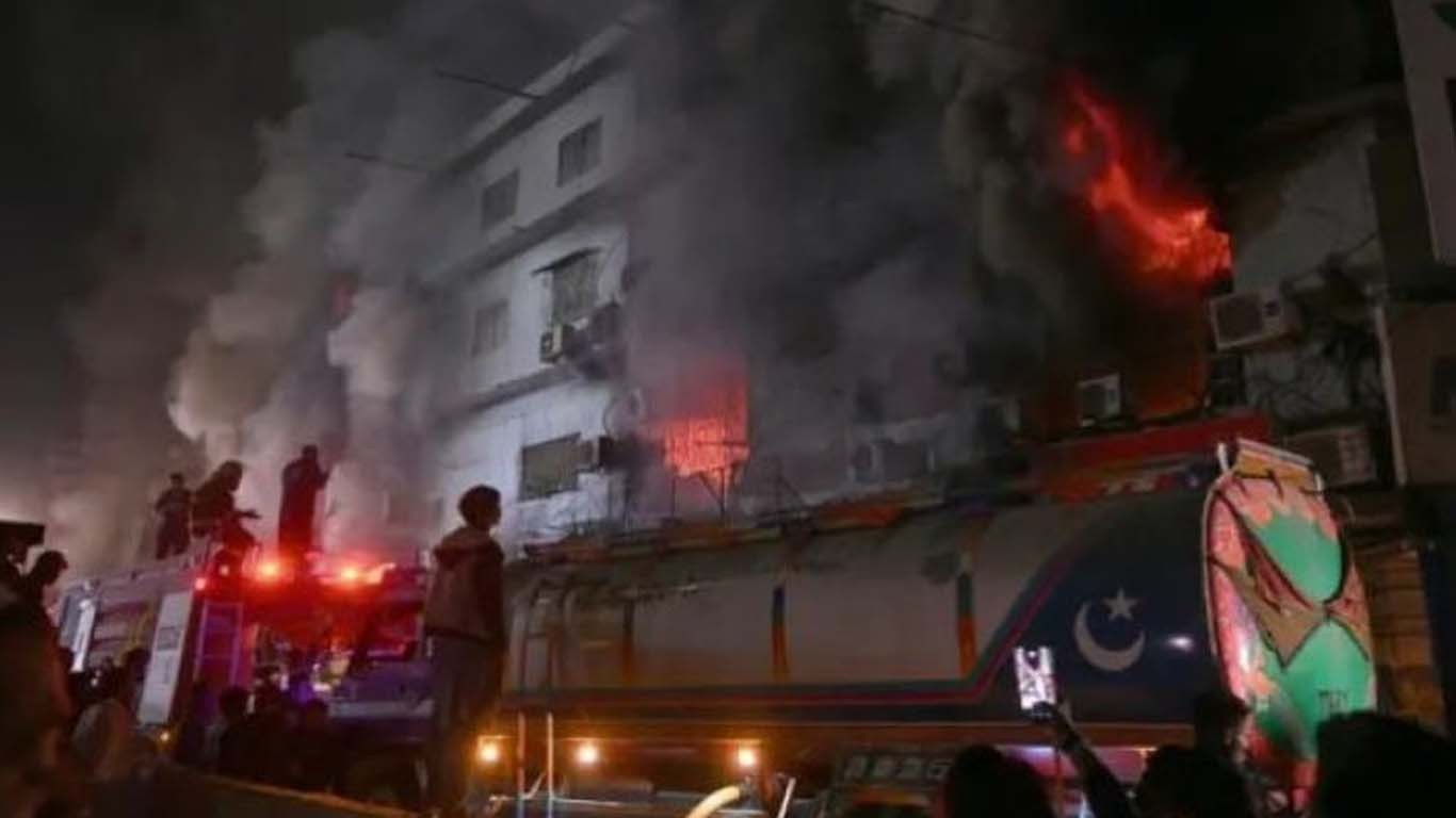 گل پلازہ میں لگنے والی آگ کی تحقیقات کے لیے تفتیشی ٹیم متحرک ہوگئی