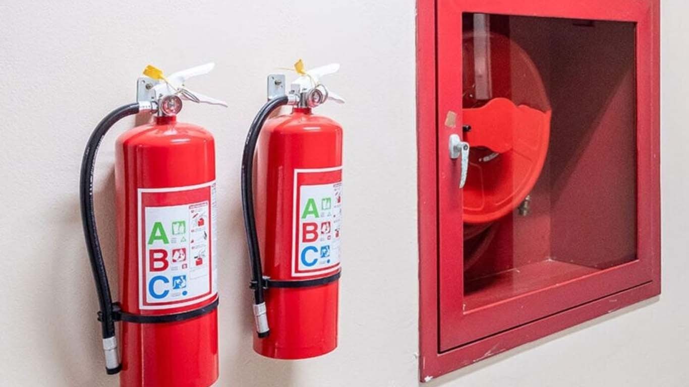 کراچی، بیشتر تجارتی عمارتوں میں آگ بجھانے کا نظام موجود نہیں، سروے میں انکشاف