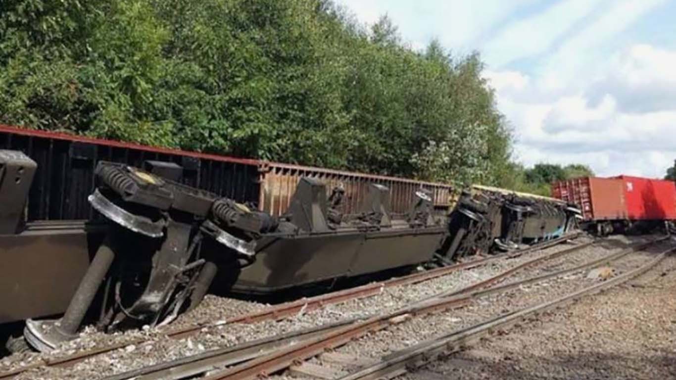 مال بردار ٹرین کی 11 بوگیاں پٹری سے اتر گئیں