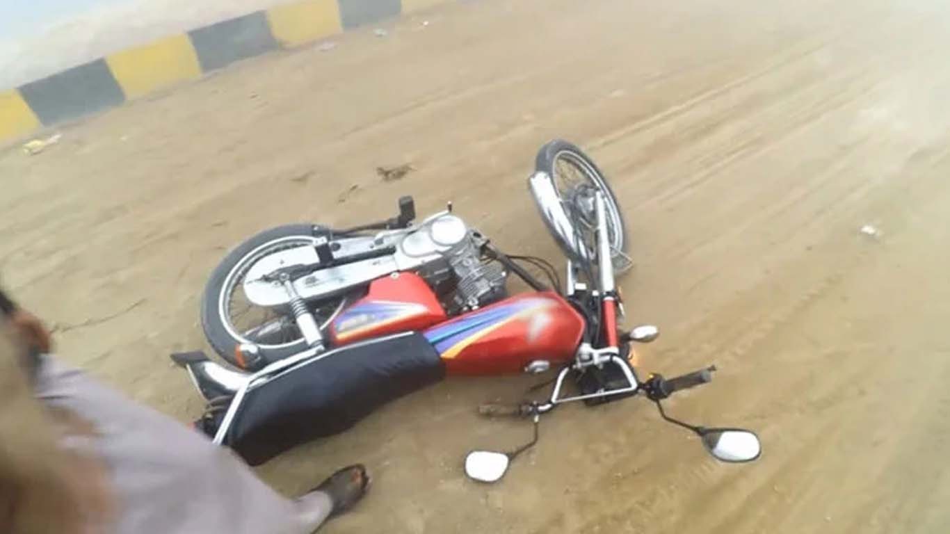 ٹریلر کی ٹکر سے موٹر سائیکل سوار 3 سگے بھائی جاں بحق