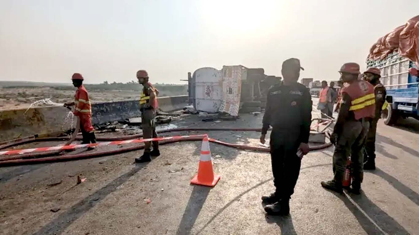 سپر ہائی وے کاٹھور کے قریب گاڑیوں میں تصادم، 13  افراد جاں بحق