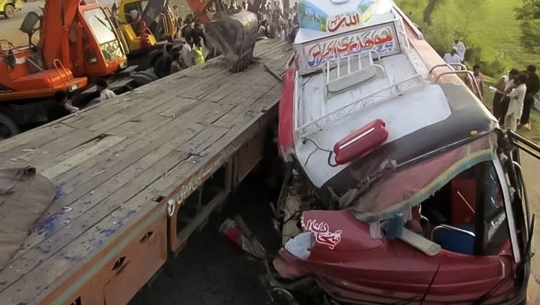 خیرپور میں بس اور ٹرک میں خوفناک تصادم، ہلاکتیں