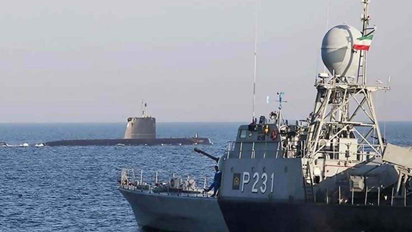 پاسداران انقلاب کا آبنائے ہرمز میں جنگی مشقوں کا آغاز