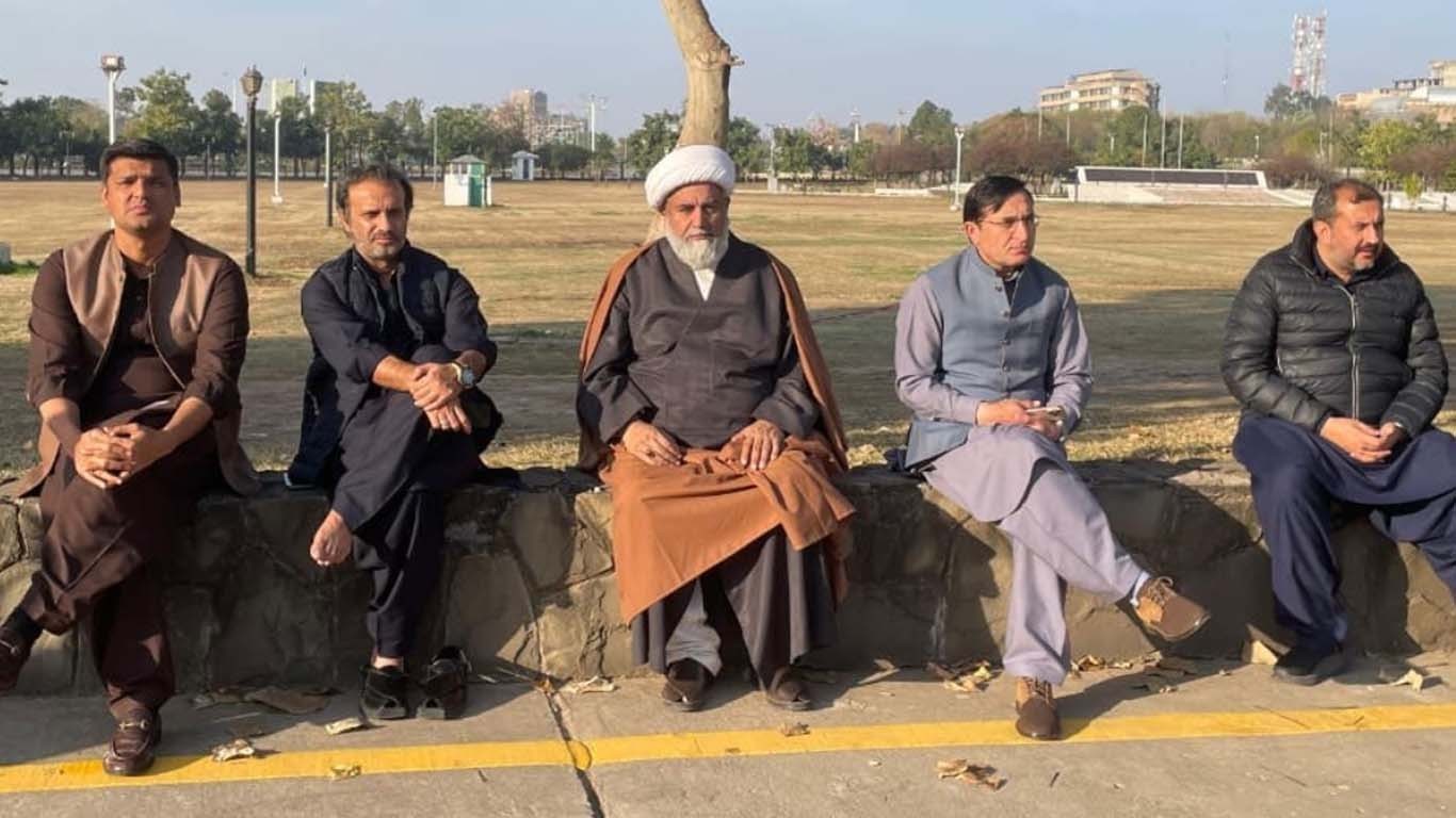 پی ٹی آئی کا پارلیمنٹ ہاؤس میں دھرنا جاری رکھنے کا فیصلہ