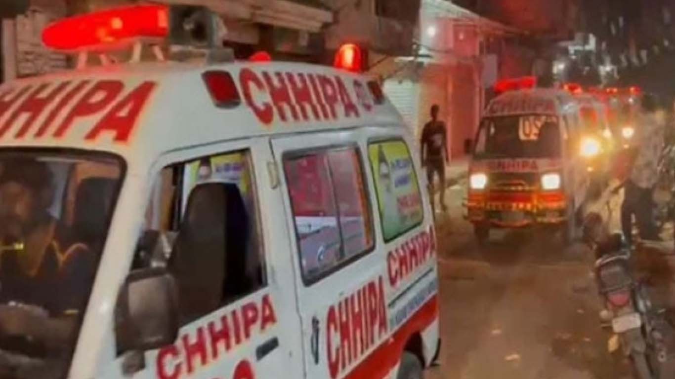 کراچی: رہائشی عمارت میں گیس لیکیج دھماکا، جاں بحق افراد کی تعداد 16 ہوگئی