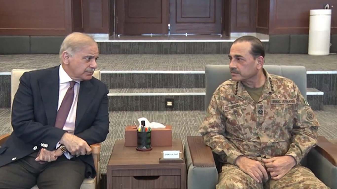 وزیرِ اعظم کا جی ایچ کیو کا دورہ، کامیاب کارروائیوں پر افواج پاکستان کی تعریف