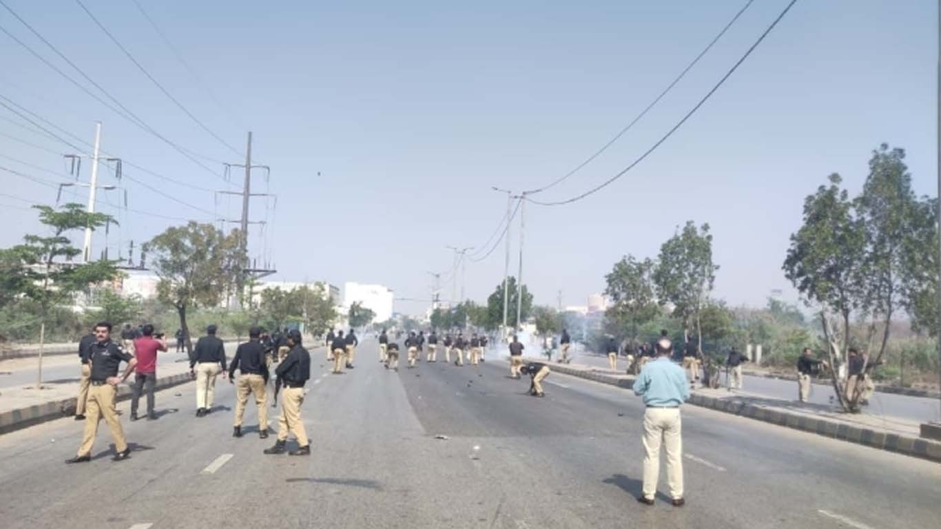 مظاہرین کی امریکی قونصل خانے میں داخل ہونے کی کوشش، جھڑپوں میں 9 جاں بحق