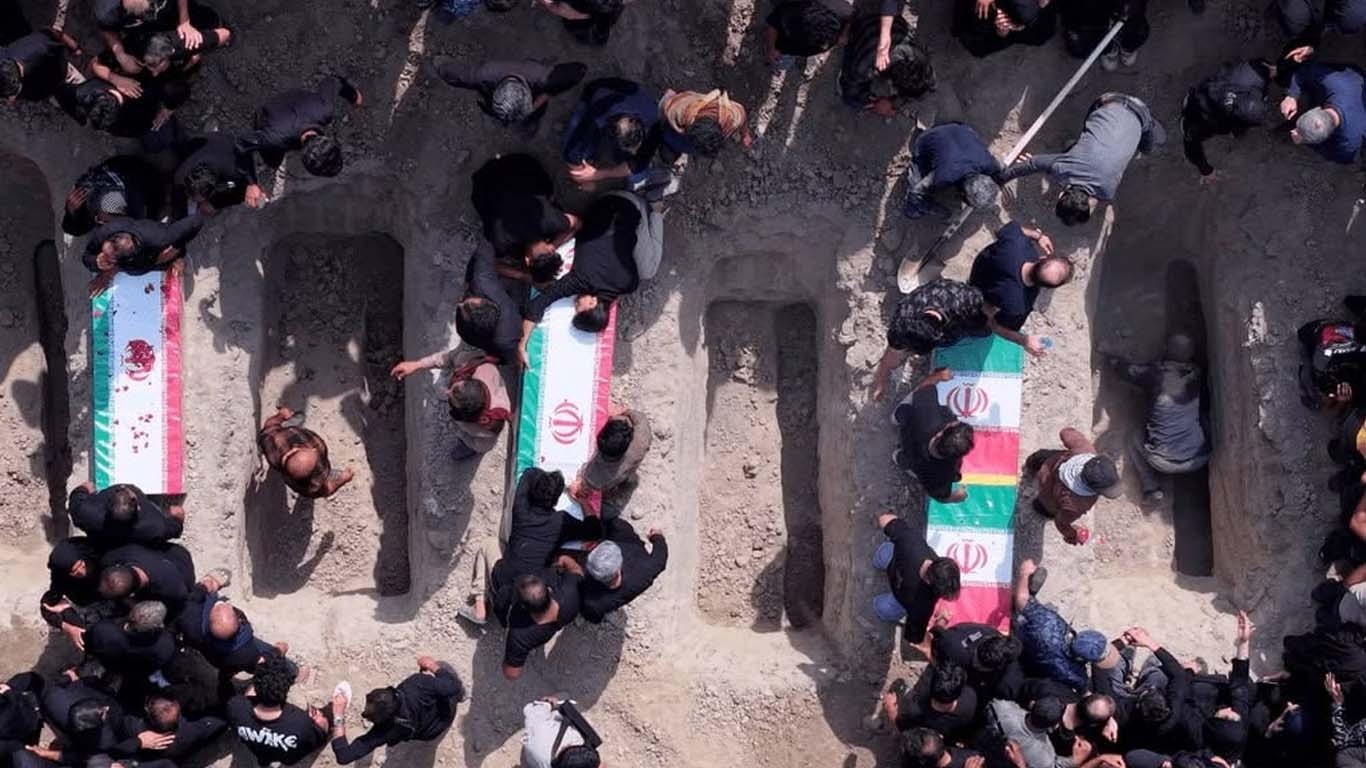 اسرائیلی حملے شہید 167 ایرانی اسکول طالبات کی اجتماعی تدفین، رقت آمیز مناظر