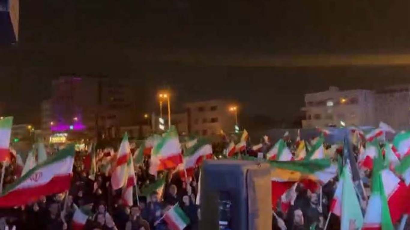 ایرانی شہری اپنی حکومت کے حق میں سڑکوں پر نکل آئے