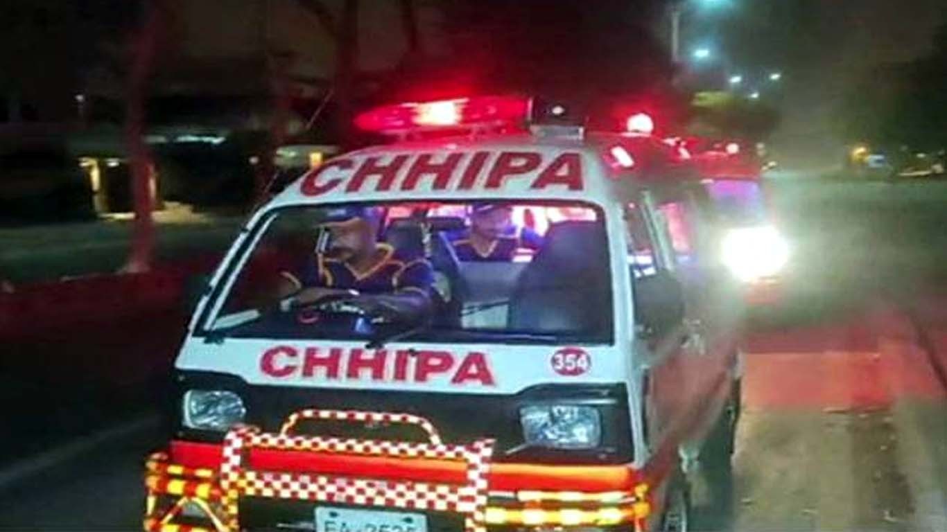 ٹرالر نے جھونپڑی میں سوئے ماں بیٹے اور بیٹی کو کچل دیا