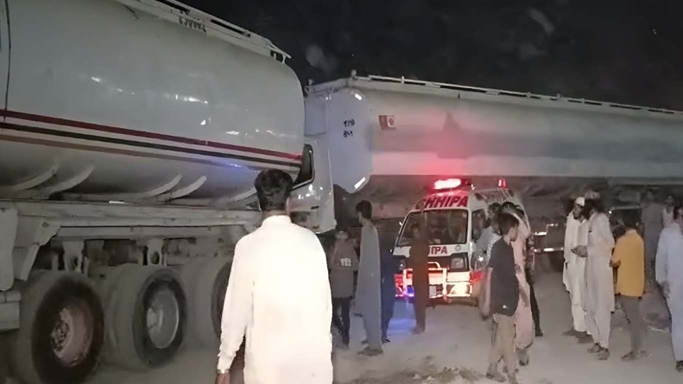 کراچی، دو آئل ٹینکرز میں خوفناک تصادم، 2 افراد جان سے گئے