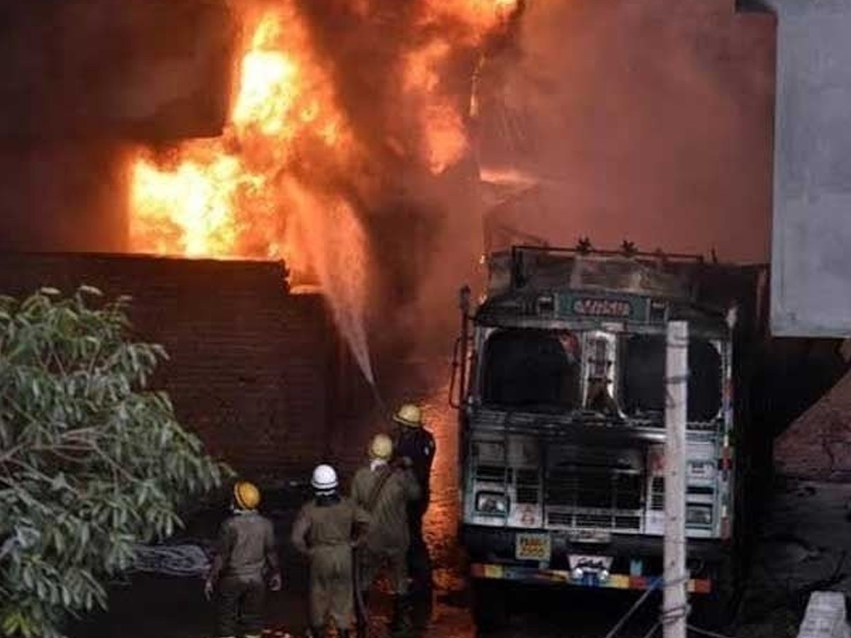 کھانا وقت پر کیوں نہیں دیا، سفاک شوہر نے بیوی کو بچوں کو بند کر کے گھر کو آگ لگادی