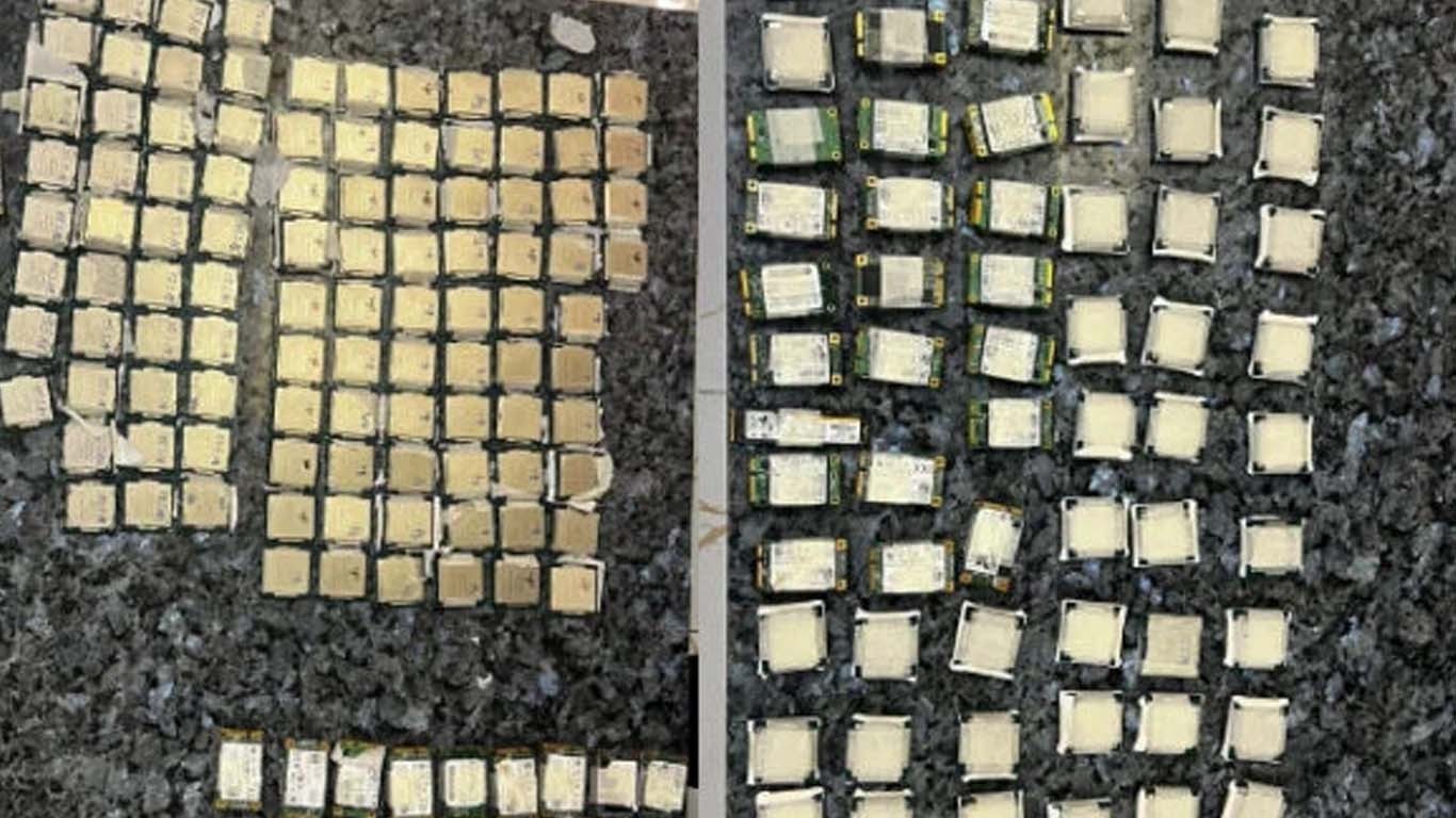 کسٹمز کی بڑی کارروائی، مسافر کے جسم سے 102 قیمتی پروسیسرز برآمد