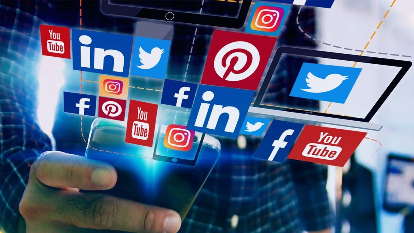 حکومت کا یوٹیوبرز، انسٹاگرام انفلوئنسرز کے گرد گھیرا تنگ کرنے کا فیصلہ