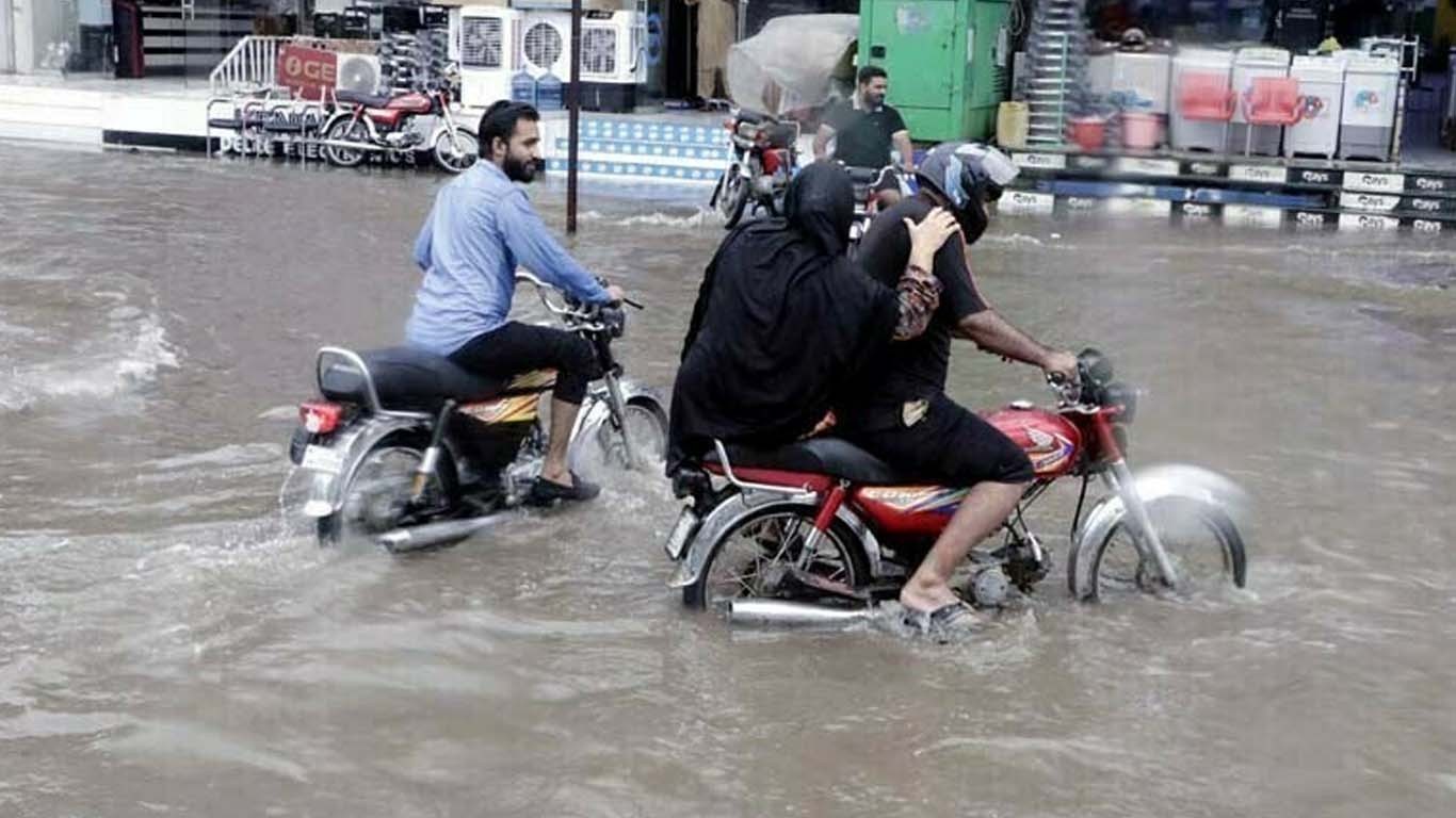 کراچی میں موسلا دھار بارش، مختلف حادثات میں 4 افراد جاں بحق