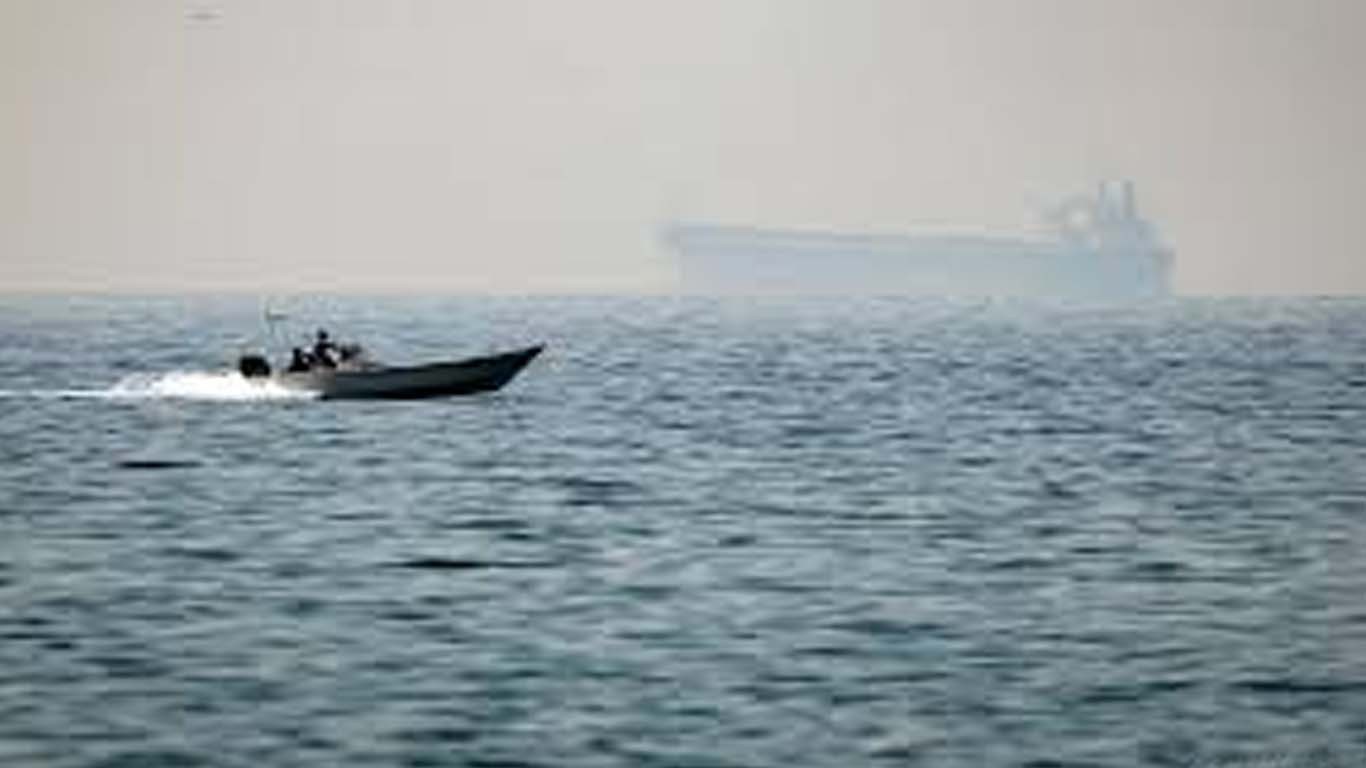 اتوار کے روز آبنائے ہرمز سے 34 جہاز گزرے، ٹرمپ کا دعویٰ