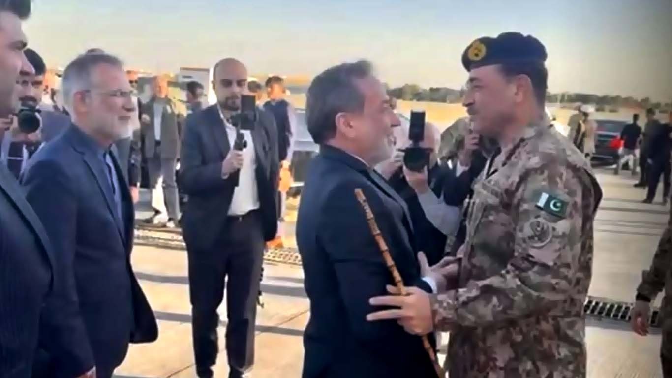 فیلڈ مارشل عاصم منیر کی قیادت میں پاکستانی وفد ایران پہنچ گیا