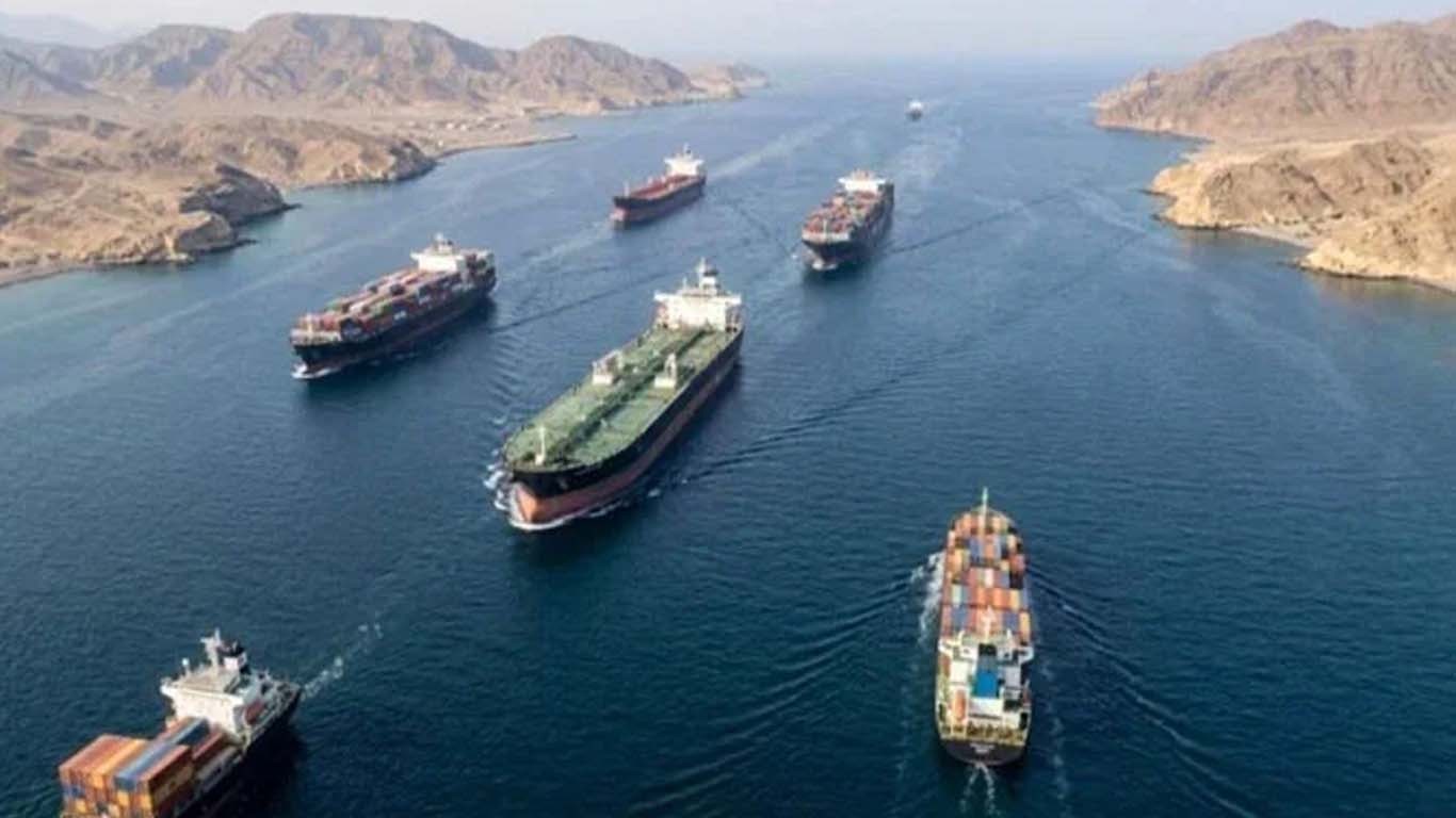 ایران کا آبنائے ہرمز مکمل کھولنے کا اعلان، تیل کی قیمتیں گر گئیں