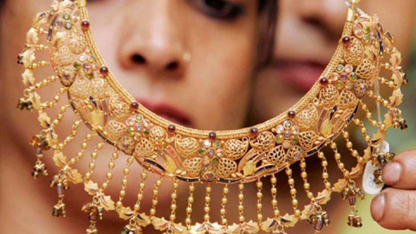سونے کی فی تولہ قیمت میں 3 ہزار سے زائد کی کمی