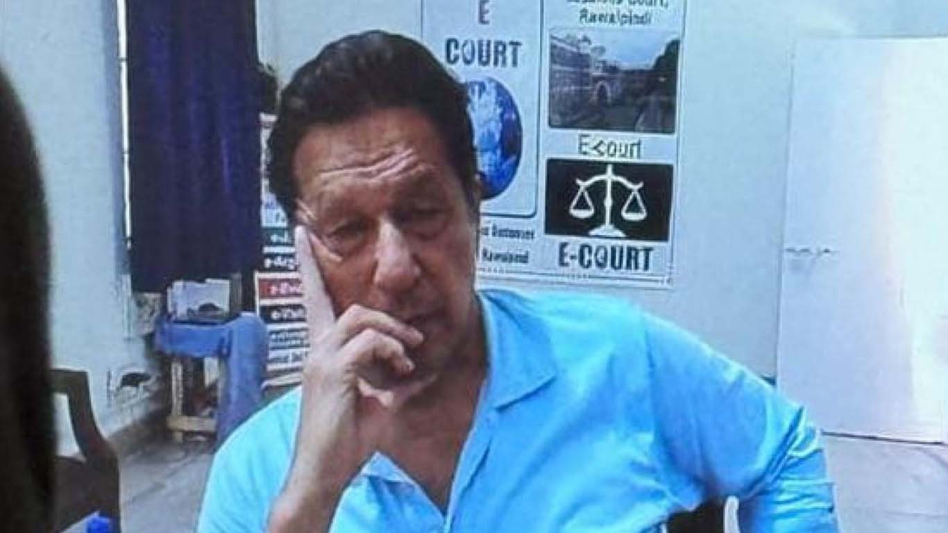 عمران خان کا آنکھوں کے علاج کے لیے پمز ہسپتال کا دورہ، طبیعت مستحکم قرار