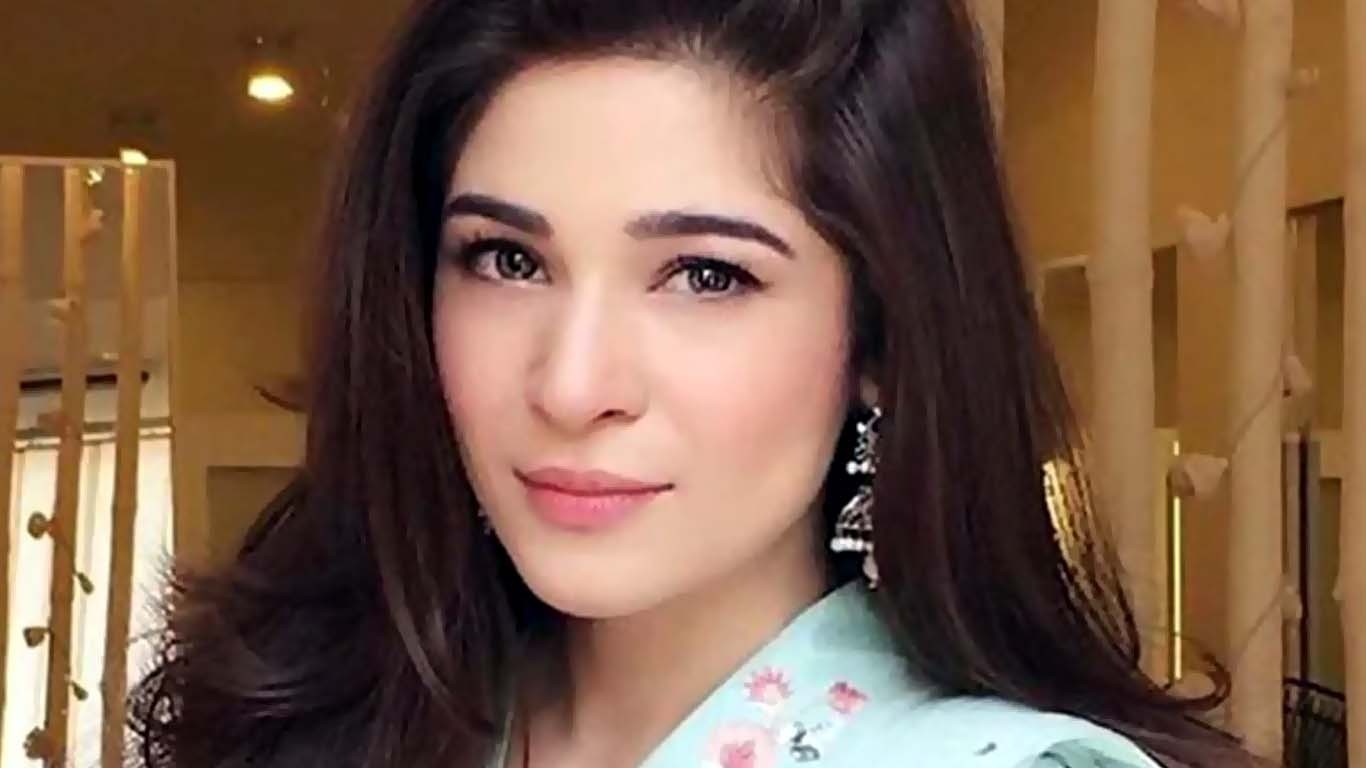 عائشہ عمر نے اپنی لیک تصاویر کے تنازع پر خاموشی توڑ دی