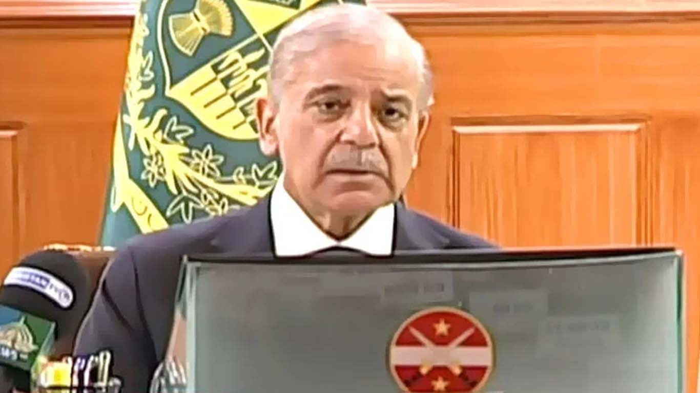 پوری قوم اپنی بہادر مسلح افواج کے ساتھ کھڑی ہے، وزیر اعظم