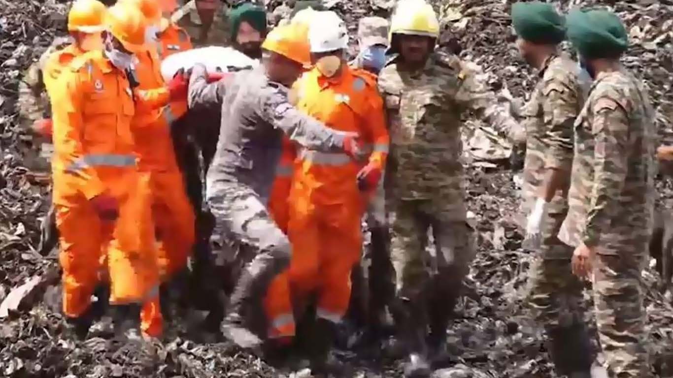 عمارت پر کچرے کا ڈھیر گرنے سے 8 افراد ہلاک