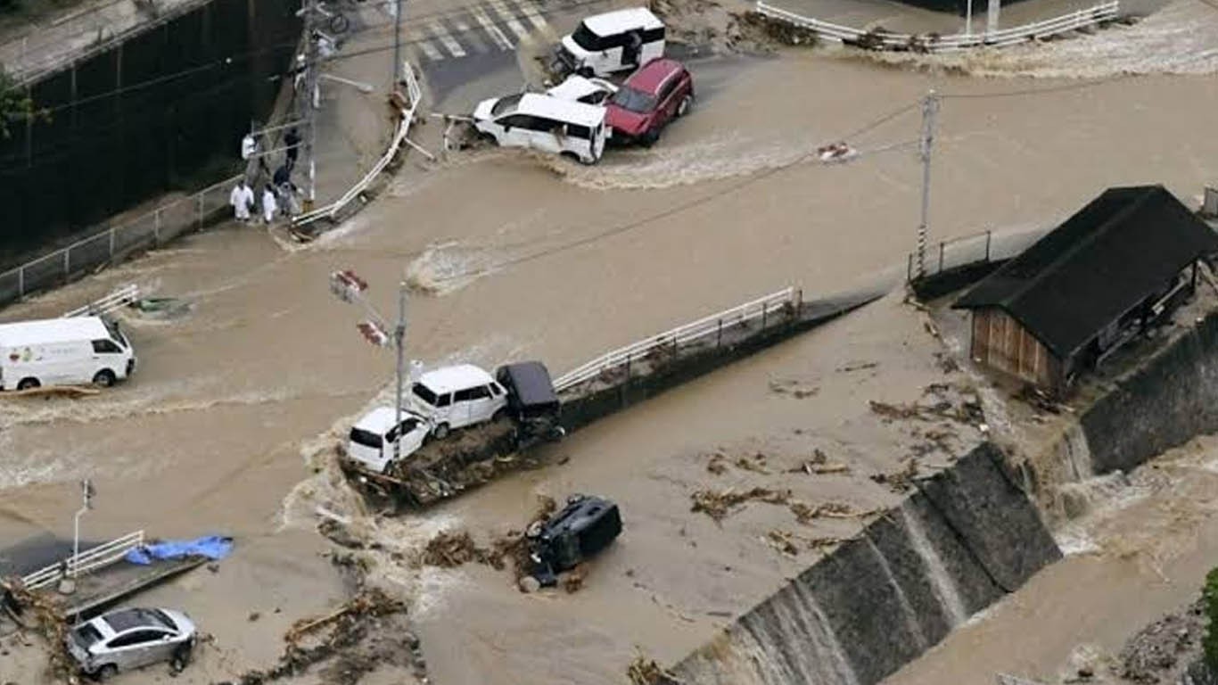 جاپان میں 3 ماہ کی بارش ایک دن میں برس گئی، لاکھوں افراد بے گھر ہوگئے