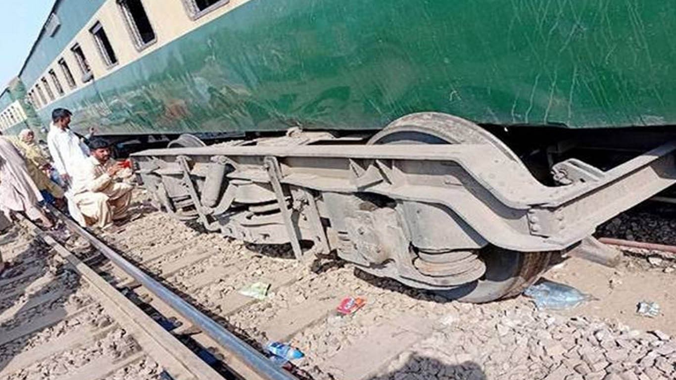راولپنڈی سے لاہور جانے والی مسافر ٹرین پٹڑی سے اتر گئی