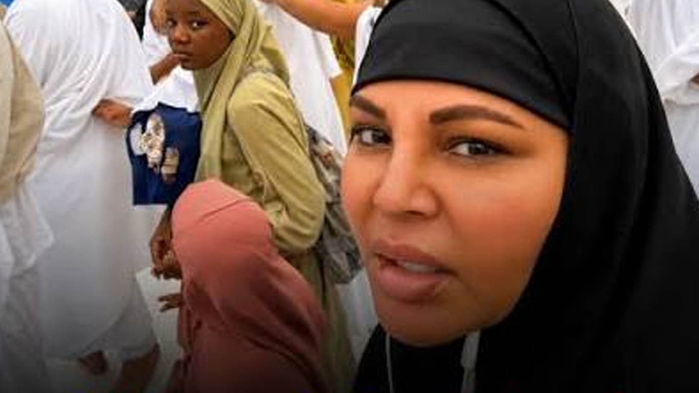 راکھی ساونت کی عمرہ ادائیگی کے بعد جائے نماز باٹنے کی ویڈیو وائرل