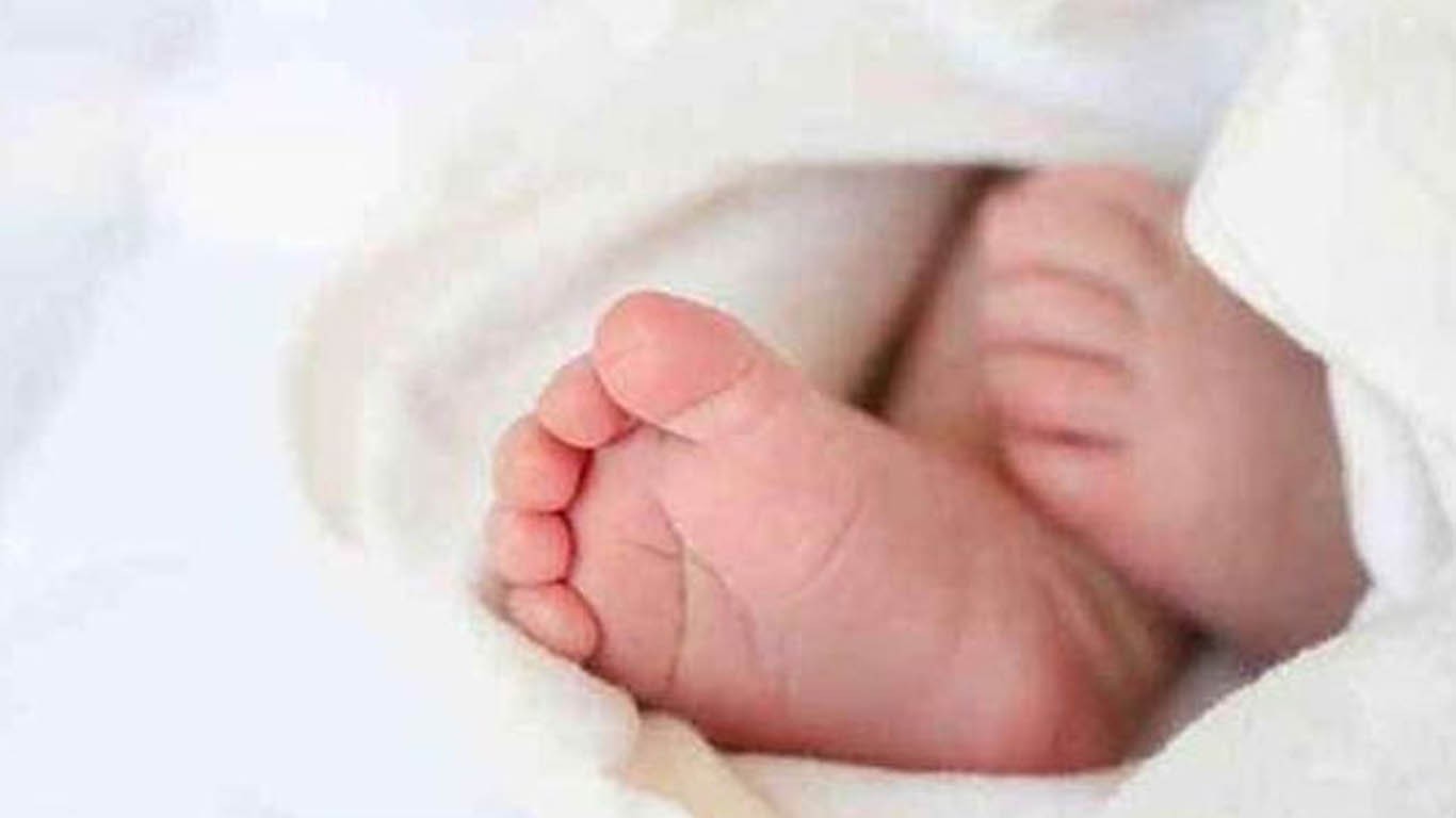 مزید بچے نہیں پال سکتی، ماں نے 2 ماہ کے بچے کو برساتی نالے میں پھینک دیا